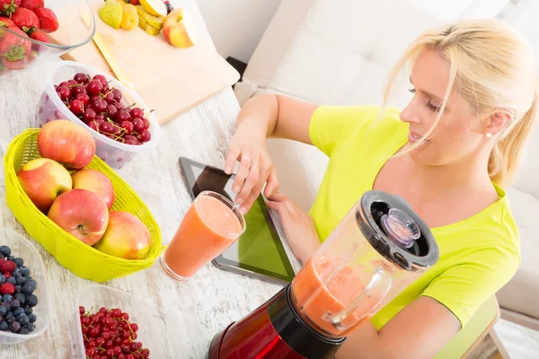 Mogen kvinna njuter av en smoothie — Stockfoto